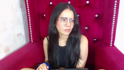 Snapshot of honeybuu_ chatting on 5, 12, 2025 Emily online show from 5, 12, 2025