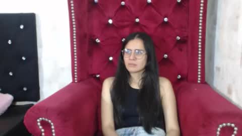 Snapshot of honeybuu_ chatting on 15, 12, 2025 Emily online show from 15, 12, 2025