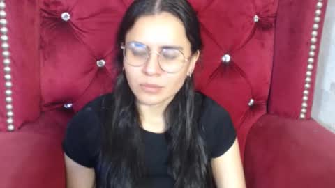 Snapshot of honeybuu_ chatting on 17, 12, 2025 Emily online show from 17, 12, 2025