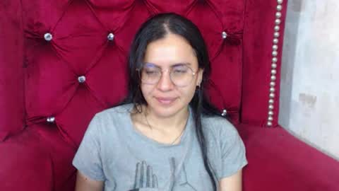 Snapshot of honeybuu_ chatting on 18, 12, 2025 Emily online show from 18, 12, 2025