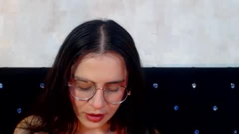 Snapshot of honeybuu_ chatting on 21, 12, 2025 Emily online show from 21, 12, 2025