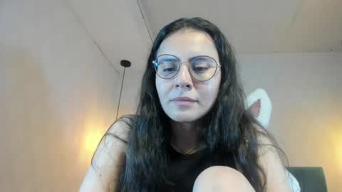 Snapshot of honeybuu_ chatting on 10, 7, 2026 Emily online show from 10, 7, 2026
