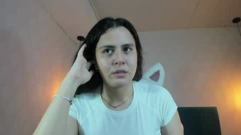 Snapshot of honeybuu_ chatting on 20, 7, 2026 Emily online show from 20, 7, 2026