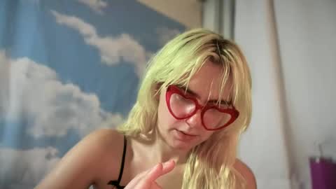 Emi Rose online show from 16, 9, 2025