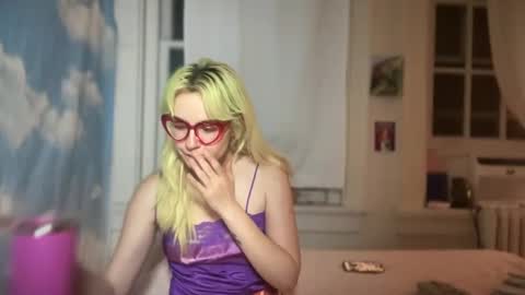 Emi Rose online show from 18, 9, 2025