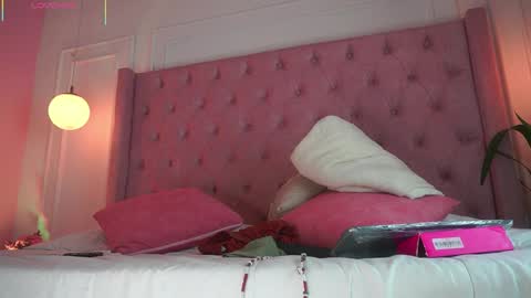 Snapshot of honeyymoonn_ chatting on 17, 4, 2026 Honey Moon Help me to reach 100 thumbs up online show from 17, 4, 2026
