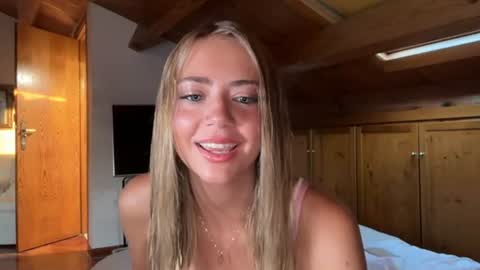 Snapshot of honeyyy95 chatting on 18, 6, 2026 Honey online show from 18, 6, 2026