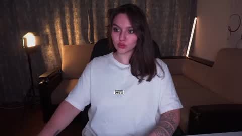 Snapshot of hoot_owl_cb chatting on 22, 6, 2026 Karina online show from 22, 6, 2026