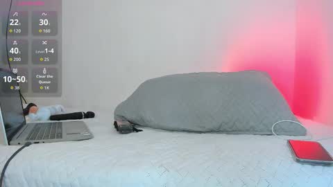 Snapshot of hot_boy_04 chatting on 4, 12, 2025 hot boy 04 online show from 4, 12, 2025