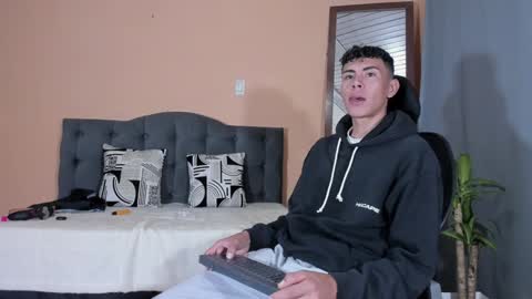 Snapshot of hot_twinks83 chatting on 5, 2, 2025 hot_twinks83 online show from 5, 2, 2025