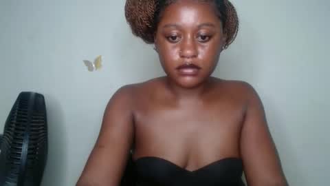 Snapshot of hottie_ebonie chatting on 31, 10, 2025 Ella online show from 31, 10, 2025