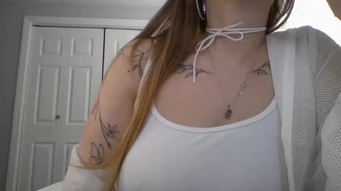 Snapshot of hotwifelili chatting on 24, 4, 2026 hotwifelili online show from 24, 4, 2026