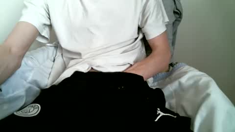 Snapshot of hug_me chatting on 12, 9, 2025 Keanu online show from 12, 9, 2025