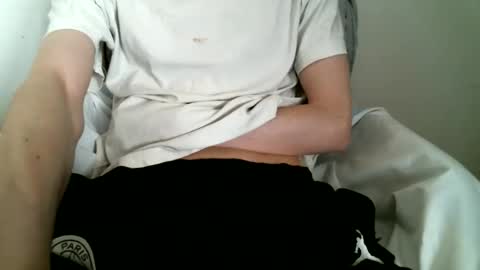 Snapshot of hug_me chatting on 31, 10, 2025 Keanu online show from 31, 10, 2025