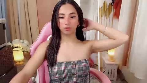 Snapshot of hugeasiancockandrea chatting on 5, 3, 2025 drea  online show from 5, 3, 2025