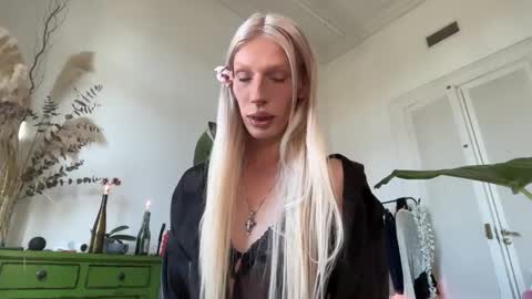 Snapshot of hung_angel_xxl chatting on 14, 5, 2026 Alice help me reach 100 likes online show from 14, 5, 2026