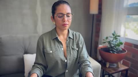 Snapshot of illaroom chatting on 14, 10, 2025 Kloe online show from 14, 10, 2025