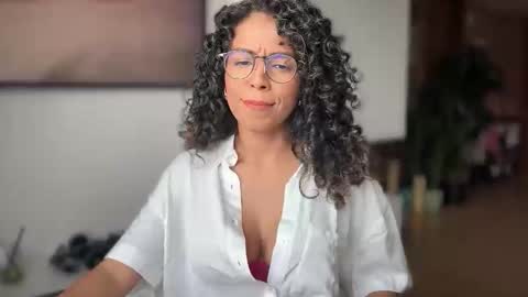 Snapshot of illaroom chatting on 28, 10, 2025 Kloe online show from 28, 10, 2025