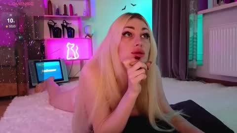 Snapshot of inchcaser chatting on 8, 10, 2025 Dina Help me reach 100 likes online show from 8, 10, 2025