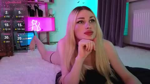 Snapshot of inchcaser chatting on 25, 11, 2025 Dina Help me reach 100 likes online show from 25, 11, 2025