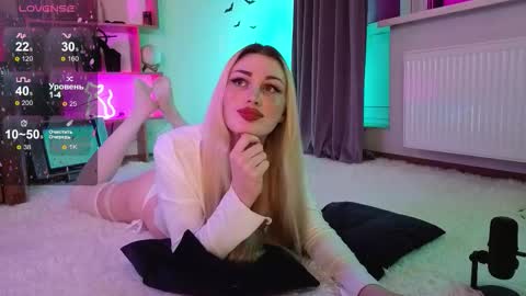 Snapshot of inchcaser chatting on 27, 11, 2025 Dina Help me reach 100 likes online show from 27, 11, 2025