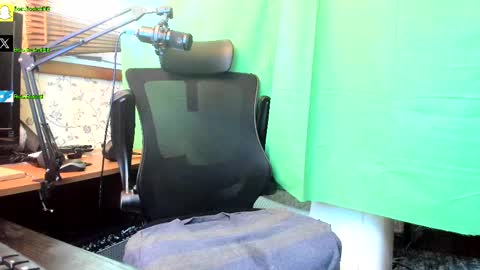 Snapshot of incredibleballbusting chatting on 27, 9, 2025 Beau Beckett online show from 27, 9, 2025