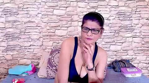 Snapshot of indianallure chatting on 7, 11, 2025 Femiez online show from 7, 11, 2025