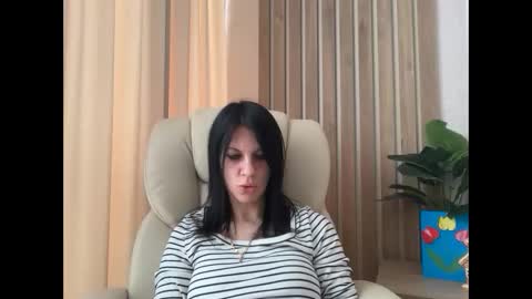 Snapshot of injaathome chatting on 17, 4, 2026 InjaAtHome online show from 17, 4, 2026