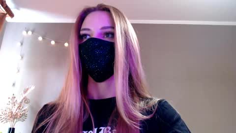 Snapshot of iris_lave chatting on 9, 5, 2026 Lily online show from 9, 5, 2026