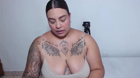 Snapshot of isabella_hots chatting on 14, 11, 2025 estefania online show from 14, 11, 2025