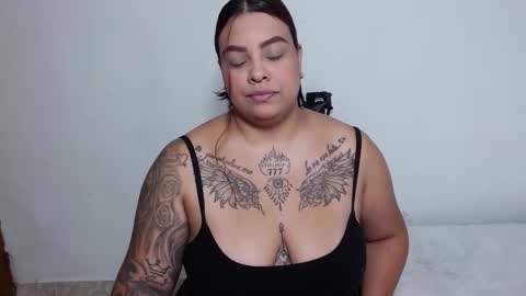 Snapshot of isabella_hots chatting on 17, 11, 2025 estefania online show from 17, 11, 2025