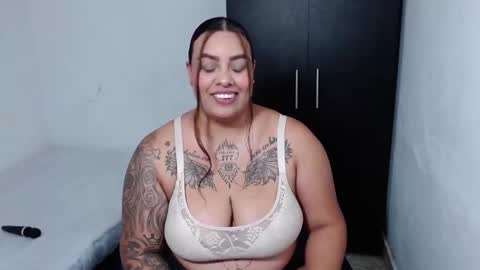 Snapshot of isabella_hots chatting on 28, 11, 2025 estefania online show from 28, 11, 2025