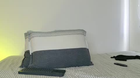 Snapshot of isahilton1 chatting on 1, 5, 2026 Isabella Hilton online show from 1, 5, 2026
