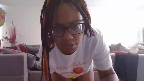 Snapshot of islothonit chatting on 18, 4, 2026 Sharice online show from 18, 4, 2026