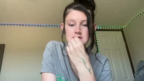 Snapshot of itskaylaaa chatting on 8, 6, 2026 itsKaylaaa online show from 8, 6, 2026