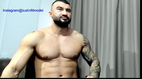 Snapshot of iustinmucle95 chatting on 1, 12, 2025 iustinmucle95 online show from 1, 12, 2025