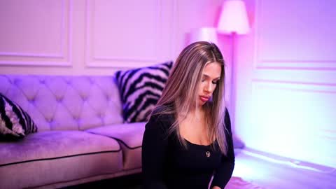 IvyRowa online show from 8, 2, 2025