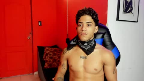 Snapshot of izaak_taylor7 chatting on 29, 4, 2026 izaack online show from 29, 4, 2026