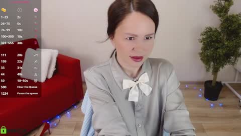 Queen of nylon  Victoria online show from 9, 4, 2026