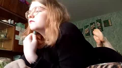 I am Vanessa Help me reach 10 Thumbs Up online show from 20, 10, 2025