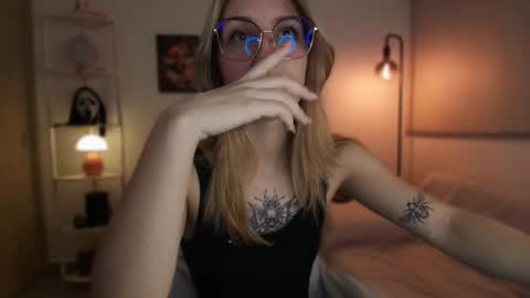 Linda Sofia help me get to 100 thumbs up online show from 17, 11, 2025