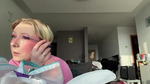 Mia online show from 10, 4, 2026