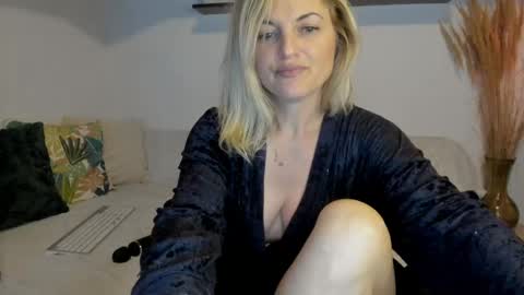Snapshot of jadore_able82 chatting on 15, 5, 2026 elena online show from 15, 5, 2026