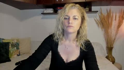 Snapshot of jadore_able82 chatting on 19, 5, 2026 elena online show from 19, 5, 2026