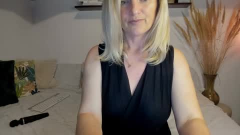 Snapshot of jadore_able82 chatting on 26, 5, 2026 elena online show from 26, 5, 2026