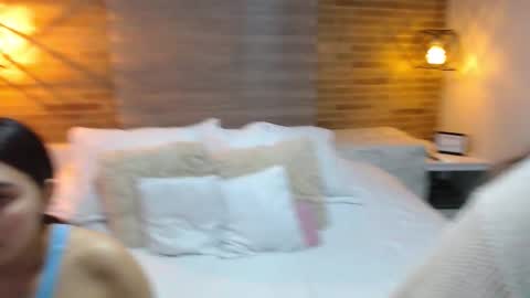 Jazmin and Scarlett online show from 20, 11, 2025