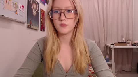 joan_kiss online show from 8, 9, 2025