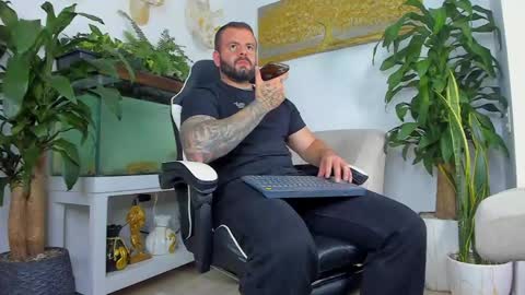 Snapshot of johnnygrayson_ chatting on 25, 4, 2026 JOHNNY online show from 25, 4, 2026