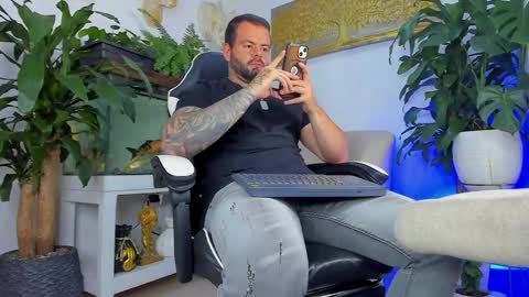 Snapshot of johnnygrayson_ chatting on 10, 5, 2026 JOHNNY online show from 10, 5, 2026