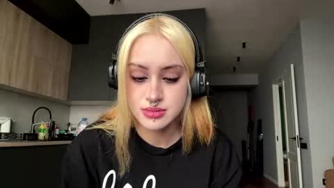 Snapshot of jovanlariccia chatting on 7, 7, 2026 Kimie is here online show from 7, 7, 2026